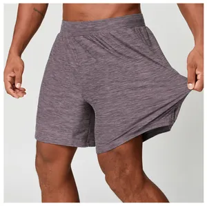 Dettaglio del tessuto elasticizzato dei pantaloncini sportivi grigi da uomo