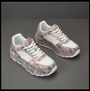 Sneaker da uomo con motivo a pelle di serpente, inserti in mesh e suola spessa bianca