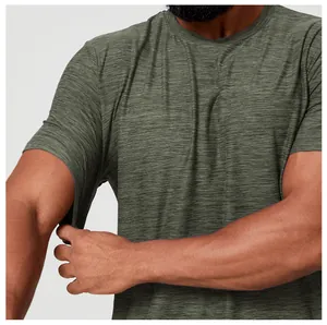 Vue détaillée d'un t-shirt de sport pour hommes montrant l'élasticité des manches