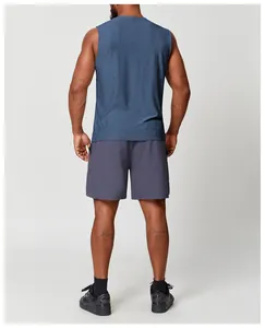 Rückansicht eines schnelltrocknenden Herren-Sport-Tanktops in Dunkelblau für das Gym