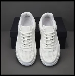Vista dall'alto di sneakers chunky in pelle e mesh bianche da uomo con suola spessa.