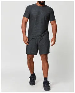 Vue de face de l'ensemble t-shirt et short de sport gris foncé à séchage rapide pour hommes