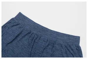 Primo piano dell'elastico in vita e della trama blu melange di questi pantaloncini sportivi da uomo.