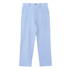 Vue détaillée d'un pantalon décontracté en lin bleu clair avec une coupe droite unie