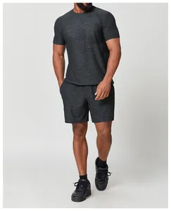 Détail d'un ensemble de sport chiné gris foncé pour homme avec t-shirt et short court