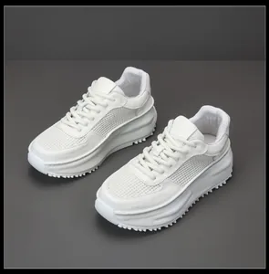 Vista dettagliata delle sneakers bianche con plateau in pelle e mesh traspirante