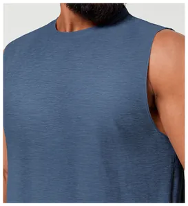 Nahaufnahme eines blauen Sport-Tanktops für Herren mit melierter, schnelltrocknender Textur.