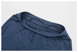 Vista dettagliata della coulisse interna sui pantaloncini sportivi blu da uomo.