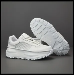 Vista dettagliata di sneaker bianche con plateau in pelle e tessuto a rete traspirante
