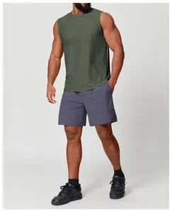Nahaufnahme eines olivgrünen ärmellosen Fitness-Tanktops für Herren beim Training