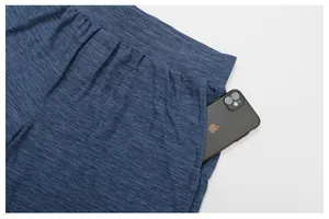 Macro dettaglio della tasca profonda di pantaloncini sportivi blu navy ad asciugatura rapida