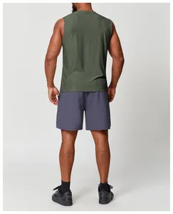 Professionelle Rückansicht eines olivgrünen ärmellosen Sport-Tanktops mit Stoffdetails
