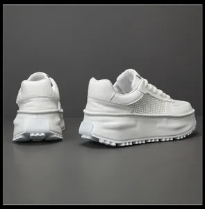 Vista posteriore e laterale dettagliata di sneaker bianche dad con plateau in pelle