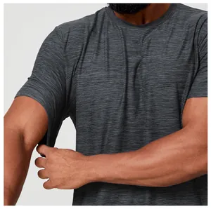 Gros plan d'un t-shirt de sport gris à séchage rapide pour hommes avec tissu stretch