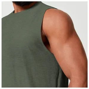 Nahaufnahme von olivgrünem schnelltrocknendem Sport-Tanktop Schulterdetail für Fitness