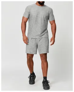 Vue détaillée du t-shirt et du short de sport gris chiné pour homme pour le fitness.