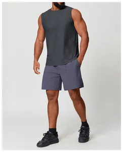 Nahaufnahme eines schnell trocknenden grauen Herren-Tanktops mit Stoffstruktur