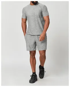 Vue complète de l'ensemble t-shirt de sport et short gris chiné pour homme sur mannequin