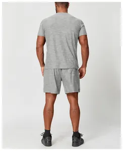 Gros plan du tissu et du profil arrière de l'ensemble t-shirt de sport gris pour homme