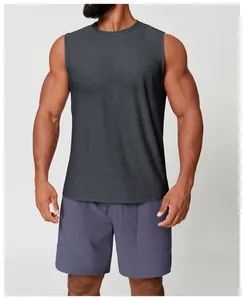 Detailaufnahme eines schnell trocknenden Sport-Tops für Herren mit grauem Gewebe
