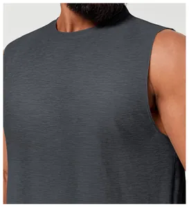 Nahaufnahme des grauen Herren-Sport-Tanktops mit atmungsaktiver, schnelltrocknender Textur.