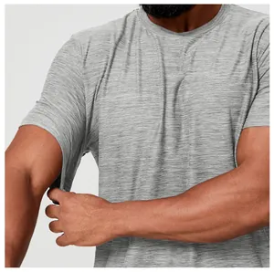 Détail d'un t-shirt de sport pour homme montrant l'élasticité et le tissu gris chiné