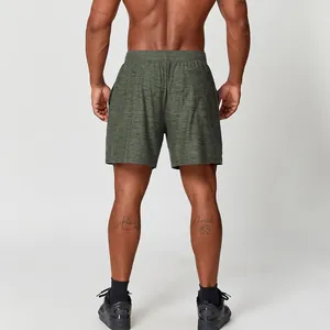 Vista posteriore dei pantaloncini sportivi verde melange da uomo a rapida asciugatura e gym