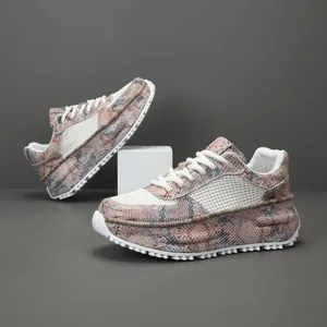 Sneaker da uomo alla moda con stampa pitonata, zeppa spessa e pannelli in rete mesh