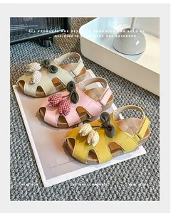 Ausschnitt-Sandalen für Kleinkinder mit Tulpen-Deko in Beige, Rosa und Gelb.