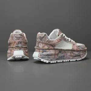Sneakers chunky da uomo in vera pelle con motivo a serpente e suola platform spessa