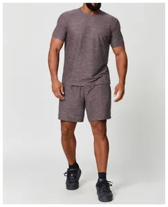 Vue de face d'un ensemble de sport gris à séchage rapide pour hommes