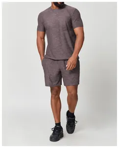 Ensemble de sport pour hommes avec t-shirt et short à séchage rapide gris