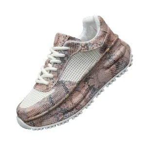 Sneaker da uomo con motivo pelle di serpente e pannelli in mesh traspirante bianchi