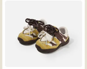 Vista detallada de zapatillas de gamuza para bebés con suelas de goma antideslizantes
