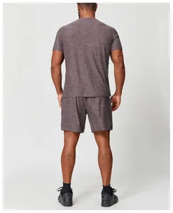 Vue arrière d'un homme portant un t-shirt de sport gris à séchage rapide et un short