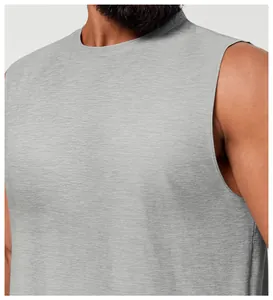 Detailaufnahme eines grauen Sport-Tanktops aus atmungsaktivem, schnelltrocknendem Stoff.