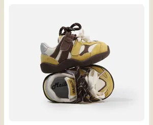 Vista detallada de zapatillas chunky amarillas y marrones para niños con tiras de velcro