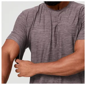 Detail des schnelltrocknenden Herren-Sport-T-Shirts mit elastischer Melange-Struktur.