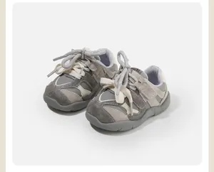 Detalle de zapatillas grises para bebé con suelas antideslizantes para niños pequeños