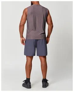 Detaillierte Rückansicht eines schnelltrocknenden lila Sport-Tanktops für Herren