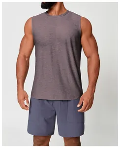 Nahaufnahme eines schnelltrocknenden Herren-Sport-Tanktops mit lila Textur.