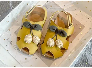 Detailaufnahme der gelben Tulpen-Kindersandalen mit atmungsaktivem Hohldesign.