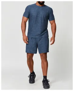 Gesamtansicht des blauen schnelltrocknenden Sport-Sets für Herren mit T-Shirt und Shorts