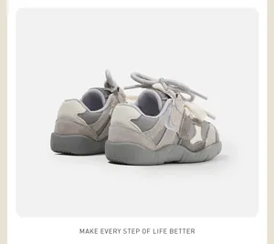 Vista trasera detallada de zapatos de caminar antideslizanti para bebés en gris