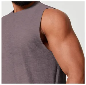 Detailaufnahme eines atmungsaktiven Sport-Tanktops mit melierter Stoffstruktur