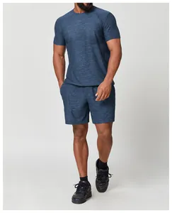 Ganzkörperansicht eines Mannes in einem melierten blauen schnelltrocknenden Sportset
