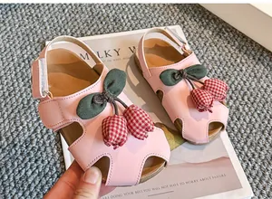 Detailansicht pinkfarbener Kindersandalen mit weichen Sohlen und Tulpenapplikationen