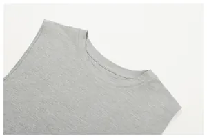 Detailaufnahme des grauen, melierten, schnelltrocknenden Sport-Tanktops mit Rundhalsausschnitt
