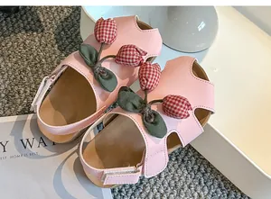 Detailansicht von rosa Sandalen für Kleinkinder mit Tulpendekor und sehr weicher Sohle