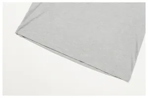 Nahaufnahme des grauen, melierten Schnelltrockengewebes mit feiner Textur und Saum.